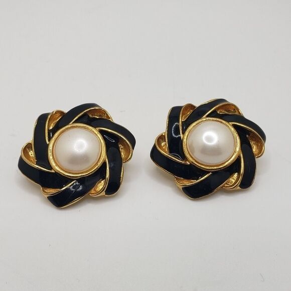 Vintage pearl flower shape clip on Earrings - Picture 1 of 6